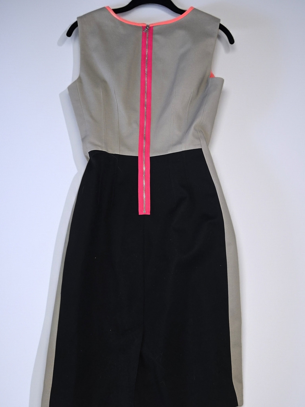 T Tahari Colorblock Sheath Dress in Black, Taupe & Coral, Size 4 - Picture 2 of 7